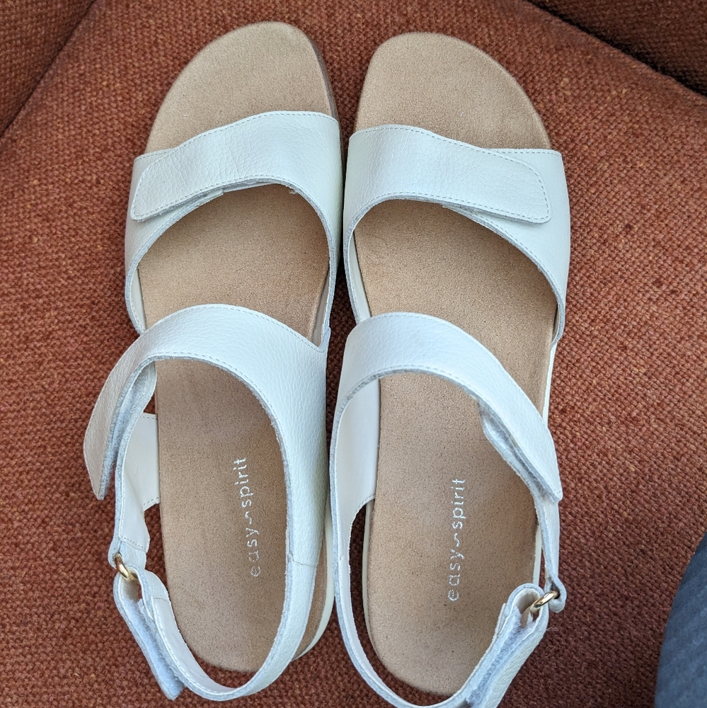 Easy spirit white shoes never worn size 8 1/2